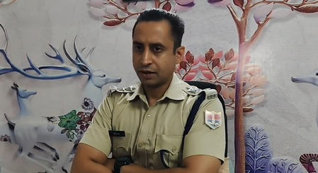 राजस्थान: अलवर में दिनदहाड़े मोबाइल शोरूम संचालक पर जानलेवा हमला, रंगदारी मांगने का आरोप