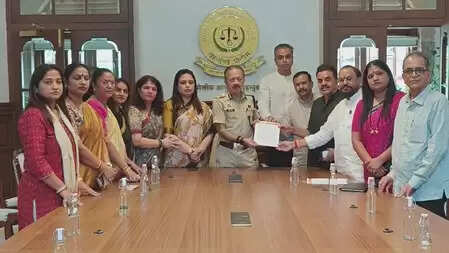 શિવ સેનાએ સંજય રાઉત પર અરાજકતા ફેલાવવાનો આરોપ લગાવ્યો હતો, મુંબઈ પોલીસ પાસેથી કાર્યવાહીની માંગ કરે છે