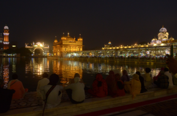 'बंदी छोड़ दिवस' पर भक्तों ने टेका स्वर्ण मंदिर में माथा