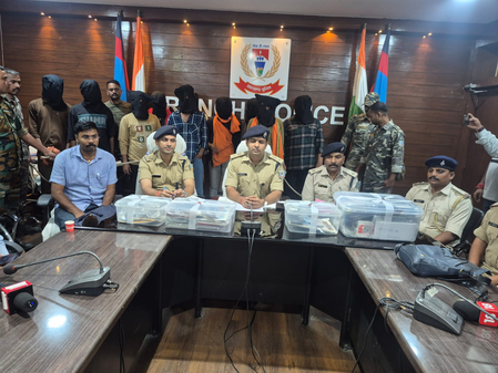 रांची में साइबर ठगी के बड़े गिरोह का खुलासा, 10 गिरफ्तार, 8 लाख नकद और 36 मोबाइल सहित कई सामान जब्त