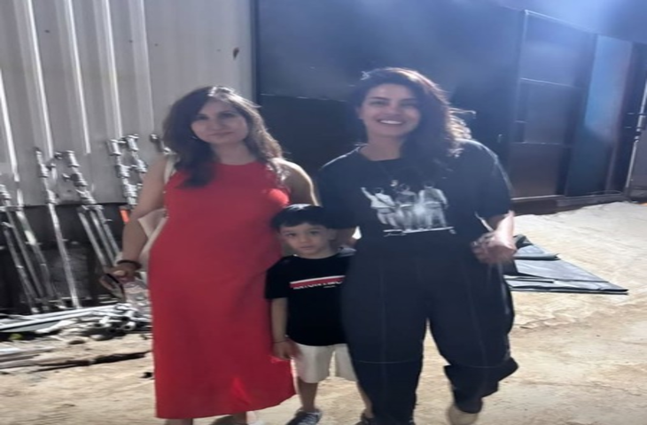 शूटिंग सेट पर अचानक खुशी से खिल उठी प्रियंका चोपड़ा, फोटो शेयर कर बयां किया एहसास