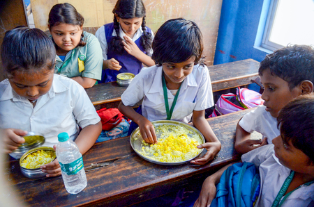 पश्चिम बंगाल सरकार ने 4 जिलों में मिड-डे मील परोसने के लिए अक्षय पात्र फाउंडेशन की मंजूरी वापस ली