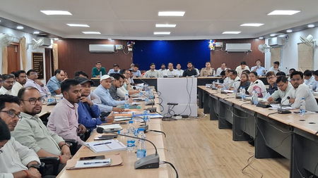 बिहार: जिलाधिकारी ने बुलाई अधिकारियों की बैठक, जाना योजनाओं की प्रगति का हाल