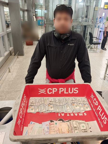 हैदराबाद एयरपोर्ट पर सीआईएसएफ ने दुबई जा रहे यात्री से 9.62 लाख रुपये की विदेशी मुद्रा बरामद की