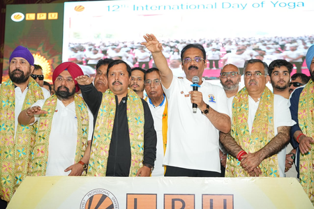 योग दिवस समारोह : राज्यसभा सांसद डॉ. अशोक कुमार मित्तल ने 12,000 लोगों के साथ किया योग