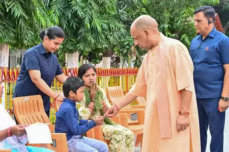 सीएम योगी ने चॉकलेट देकर बच्चों पर लुटाया प्यार, बोले-खूब पढ़ना, खूब आगे बढ़ना