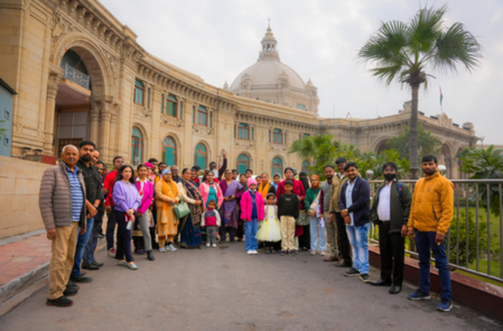 यूपी पर्यटन की संवेदनशील पहल: 30 कैंसर मरीजों ने की &lsquo;उम्मीद की यात्रा&rsquo;, लखनऊ दर्शन में खिली मुस्कान