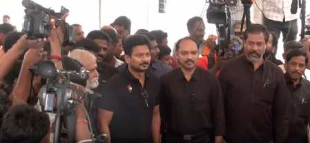 तमिलनाडु के कृषि बजट पेश करने के दौरान डीएमके विधायकों का काली शर्ट पहनकर विरोध प्रदर्शन