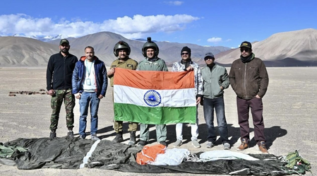16 हजार फीट की ऊंचाई से छलांग, स्वदेशी पैराशूट ने पास की परीक्षा