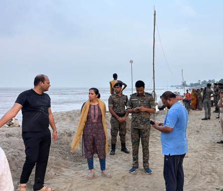 बिहार : राघोपुर में देर रात राघोपुर-नरकटिया बांध में कटाव, तेजी से फैल रहा पानी