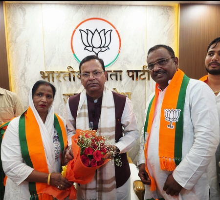 हापुड़ में भाजपा को मजबूती, नगर पालिका अध्यक्ष पुष्पा और बसपा के पूर्व प्रत्याशी श्रीपाल सिंह पार्टी में शामिल
