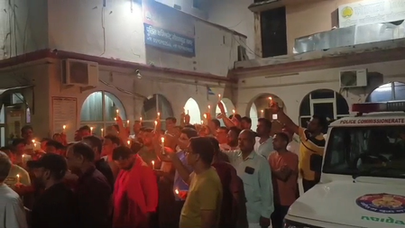 ग्रेटर नोएडा : थार चालक की गिरफ्तारी की मांग को लेकर थाने पहुंचे परिजन और सोसायटी निवासी