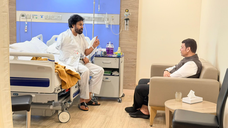 सीएम देवेंद्र फडणवीस ने आंध्र प्रदेश के उपमुख्यमंत्री पवन कल्याण से की मुलाकात, स्वास्थ्य का जाना हाल