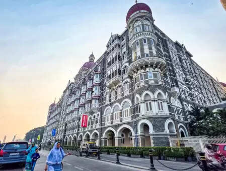 मुंबई: ताज और ट्राइडेंट होटल में आतंकी हमले की धमकी, पुलिस ने आरोपी को हिरासत में लिया