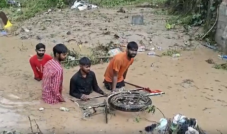 जम्मू-कश्मीर के राजौरी में तेज बारिश से तबाही : बाढ़ में घर, गाड़ियां और दुकानें बहीं, एक महिला लापता