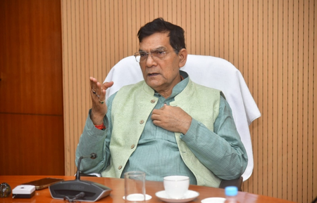 सोलर परियोजनाओं में तेजी लाएगा यूपी, नवीकरणीय ऊर्जा में नंबर-1 बनने की दिशा में बढ़ रहा प्रदेश: एके शर्मा