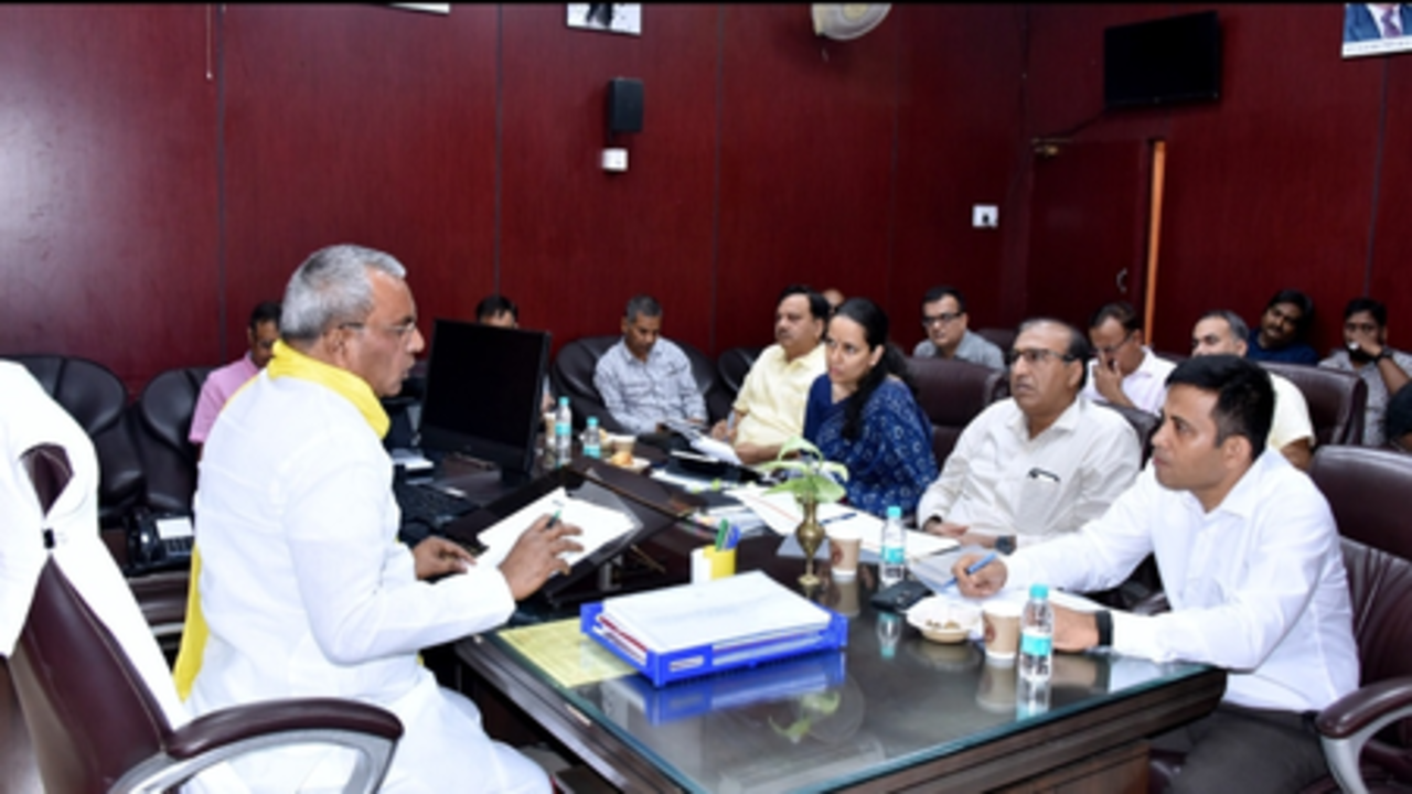 मानसून से पहले एक्शन मोड में राजभर, कहा- खराब हैंडपंप दुरुस्त हों और पेयजल योजनाएं समय पर पूरी कराएं