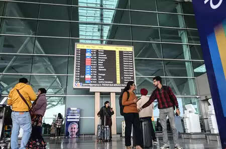 दिल्ली एयरपोर्ट पर फ्लाइट संचालन हो रहा सामान्य, इंडिगो की कुछ उड़ानों में अभी देरी