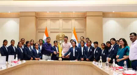 ब्लाइंड टी20 वर्ल्ड कप विजेता टीम से मिले सीएम देवेंद्र फडवणीस, खिलाड़ियों को मदद का आश्वासन