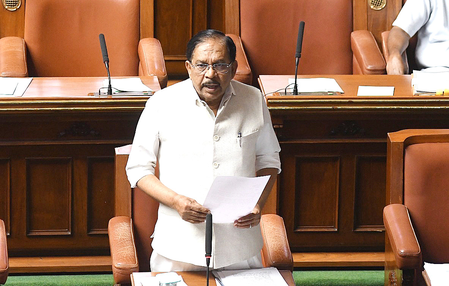 कर्नाटक: सरकार ने विपक्षी दलों से विरोध प्रदर्शन समाप्त करने का किया आग्रह