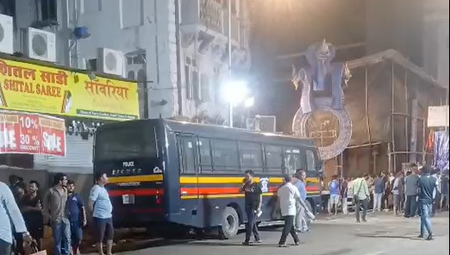 मुंबई में 22 फीट ऊंची भगवान गणेश की मूर्ति गिरी, 2 लोगों की मौत और 5 घायल