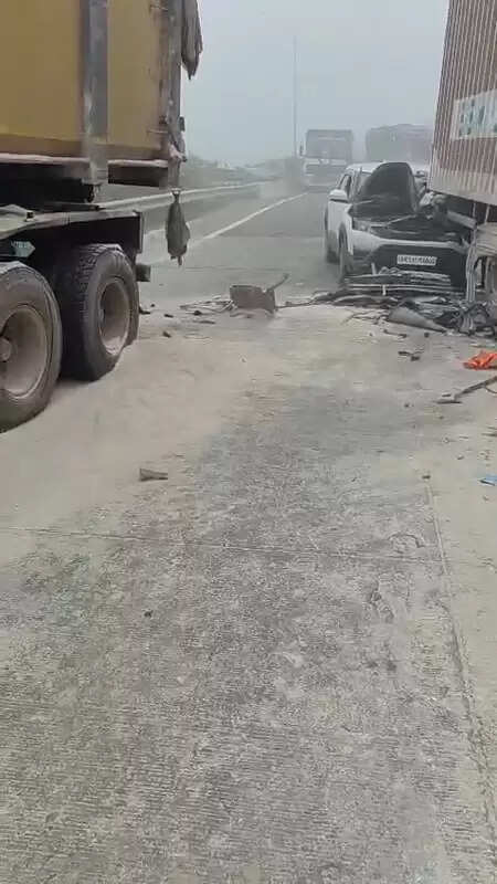 ईस्टर्न पेरिफेरल एक्सप्रेसवे पर घने कोहरे की वजह से 15–20 गाड़ियां आपस में टकराईं, एक की मौत