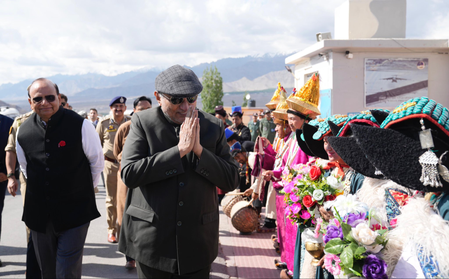 उपराष्ट्रपति राधाकृष्णन तीन दिवसीय दौरे पर पहुंचे लद्दाख, पारंपरिक तरीके से हुआ स्वागत