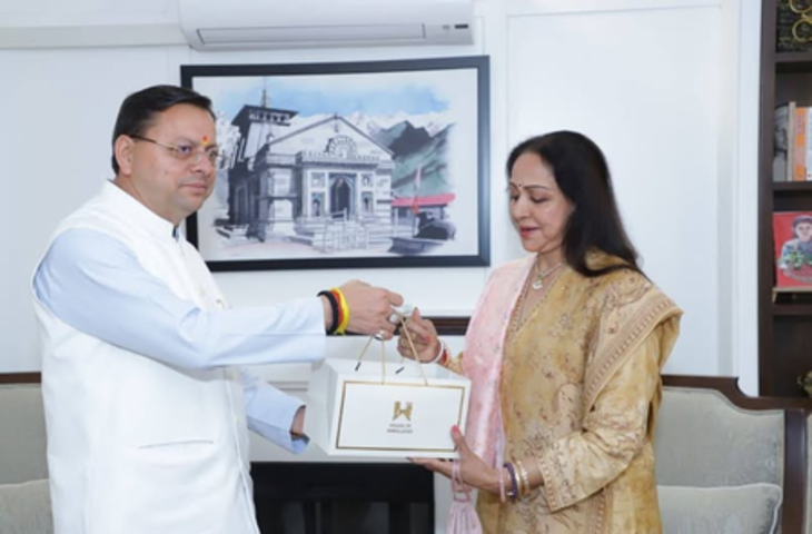 सीएम धामी ने हेमा मालिनी से की मुलाकात, तोहफे में दिए 'हाउस ऑफ हिमालयाज' के उत्पाद