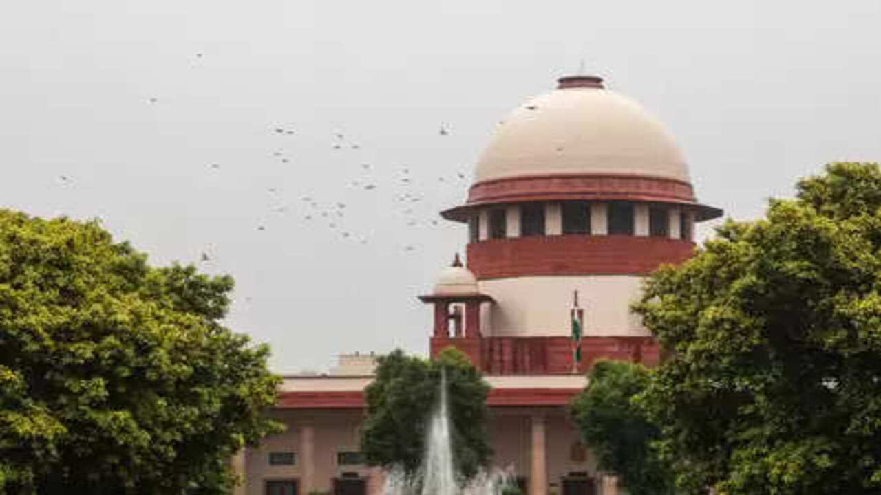 सुप्रीम कोर्ट ने हाईकोर्ट के आदेश पर लगाई रोक, दो वकीलों के खिलाफ कानूनी कार्रवाई का दिया था निर्देश