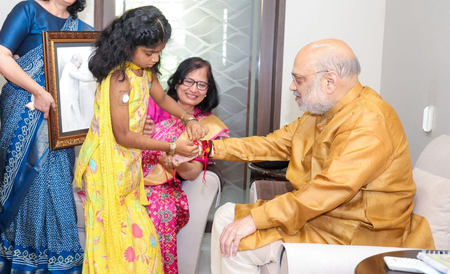 गृह मंत्री शाह ने अहमदाबाद में टाइप-1 डायबिटीज से पीड़ित लड़कियों के साथ मनाया रक्षाबंधन