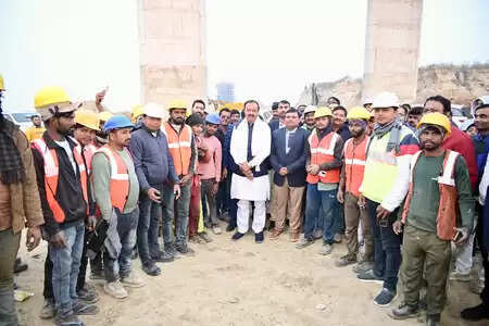 उत्तर प्रदेश: प्रयागराज में डिप्टी सीएम का सघन दौरा, निर्माणाधीन गंगा पुल का निरीक्षण किया