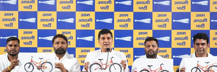 दिल्ली में छात्राओं को बांटी गई साइकिलों पर सियासत तेज, 'आप' ने 90 करोड़ रुपए के घोटाले का लगाया आरोप