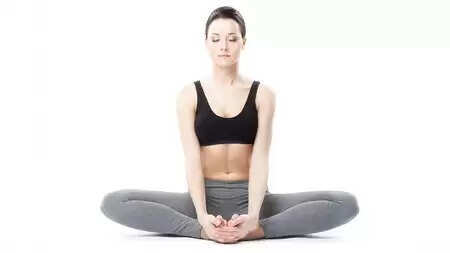 दफ्तर में घंटों बैठकर हो गया है पीठ में दर्द? इस आसन से मिलती है राहत