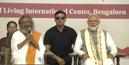 प्रधानमंत्री नरेंद्र मोदी देश के अमूल्य और श्रेष्ठ पुत्र, हमें उन पर गर्व है: श्री श्री रविशंकर