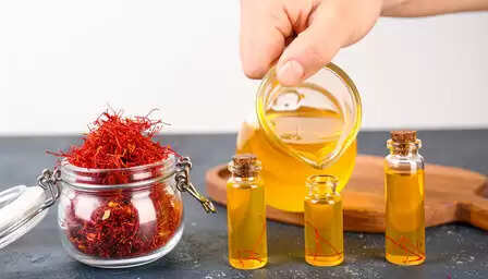 मूड स्विंग से त्वचा की चमक तक, महिलाओं के लिए वरदान है केसर का पानी