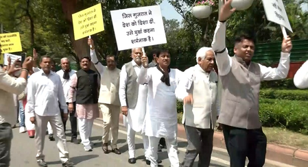 खड़गे की 'अनपढ़ गुजराती' वाली टिप्पणी का विरोध तेज, कांग्रेस मुख्यालय के बाहर लोगों ने किया प्रदर्शन