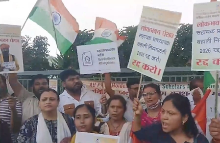 बिहारः लोकभवन जाने का प्रयास कर रहे पीएचडी डिग्रीधारकों को पुलिस ने आर ब्लॉक पर रोका, आमरण अनशन जारी