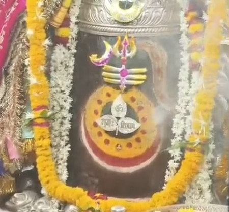 ज्येष्ठ अधिकमास षष्ठी पर महाकाल के दरबार में जनसैलाब, भस्म आरती में पहुंचे हजारों श्रद्धालु