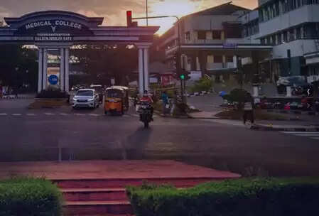 केरल : चलती ट्रेन से फेंकी गई टीनएजर की हालत गंभीर, जांच जारी