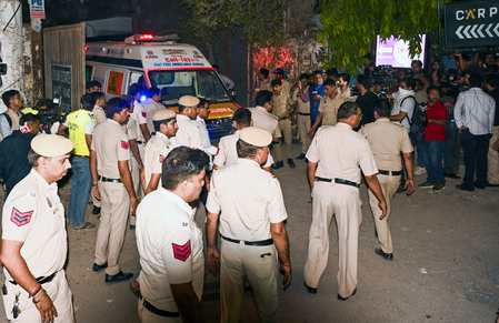साकेत हादसा: 7 लोगों को भेजा गया अस्पताल, मलबे में और भी लोगों के दबे होने की आशंका