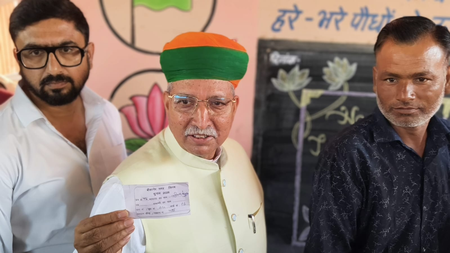 बीकानेर नगर निगम चुनाव: केंद्रीय मंत्री अर्जुन राम मेघवाल ने कतार में लगकर किया मतदान, विपक्ष पर साधा निशाना