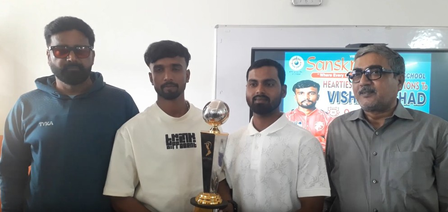 गोरखपुर: पंजाब किंग्स का हिस्सा बनने के बाद पहली बार घर पहुंचे विशाल, हुआ जोरदार स्वागत