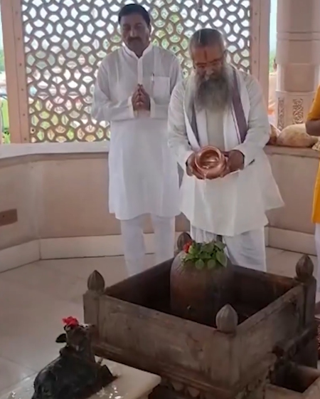 अयोध्या : सावन के पहले दिन बड़ी संख्या में भक्तों का आगमन, दिनेंद्र दास भी पहुंचे कुबेर टीला महादेव मंदिर