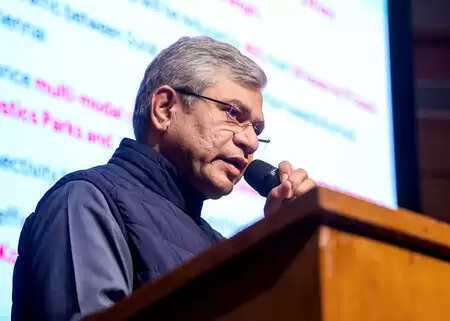 एआई का फायदा उठाएं छोटे कारोबारी, उत्पादकता बढ़ाने में मिलेगी मदद: अश्विनी वैष्णव