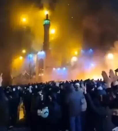 ईरान में सरकार विरोधी प्रदर्शन तेज: 60 से ज्यादा लोगों की मौत, लगातार बिगड़ते हालात