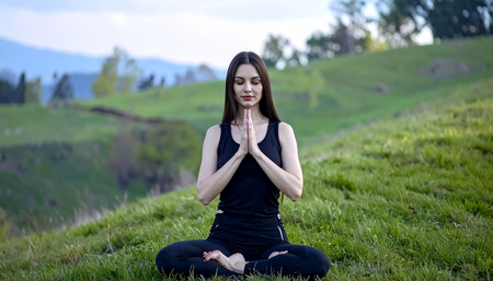 हृदय और फेफड़ों को मजबूत बनाने में मददगार है अंजलि मुद्रा, जानिए कैसे करती है शरीर पर असर