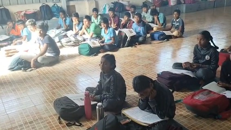 कर्नाटक : सरकारी स्कूल के 172 बच्चे 5 साल से गोशाला में रहने को मजबूर