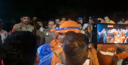 हरियाणा: फरीदाबाद में बोरवेल के अंदर गिरी बच्ची का रेस्क्यू, हालत गंभीर होने पर अस्पताल में भर्ती
