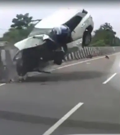अतीक अहमद के बेटे की कार दुर्घटना का वीडियो आया सामने, ऐसे बिगड़ा कार का संतुलन