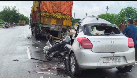 जमशेदपुर पर खड़े ट्रेलर से टकराई तेज रफ्तार कार, ग्रामीण विकास मंत्री की बेटी समेत चार की मौत